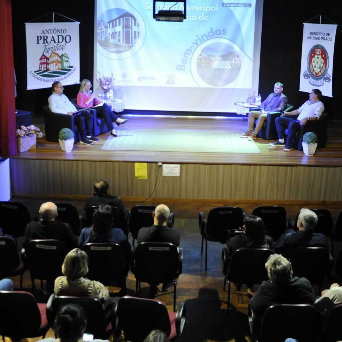 Foto de capa da notícia Conferência de Turismo reúne grande público no Espaço Cultura